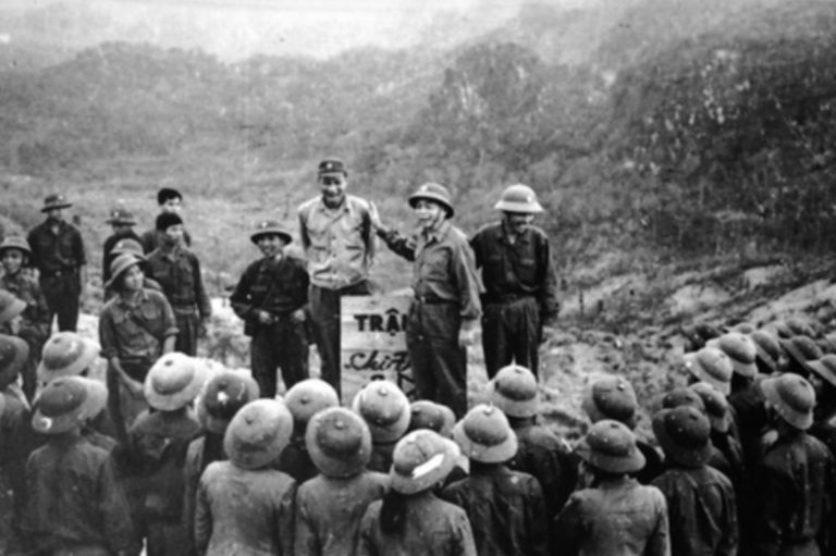 General Giap visits troops stationed at Phu La Nic