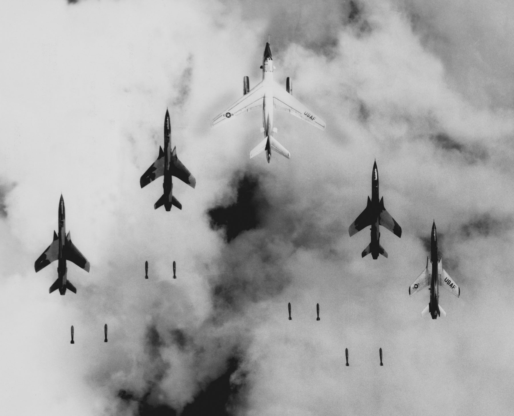 Thud F105 jets in formation