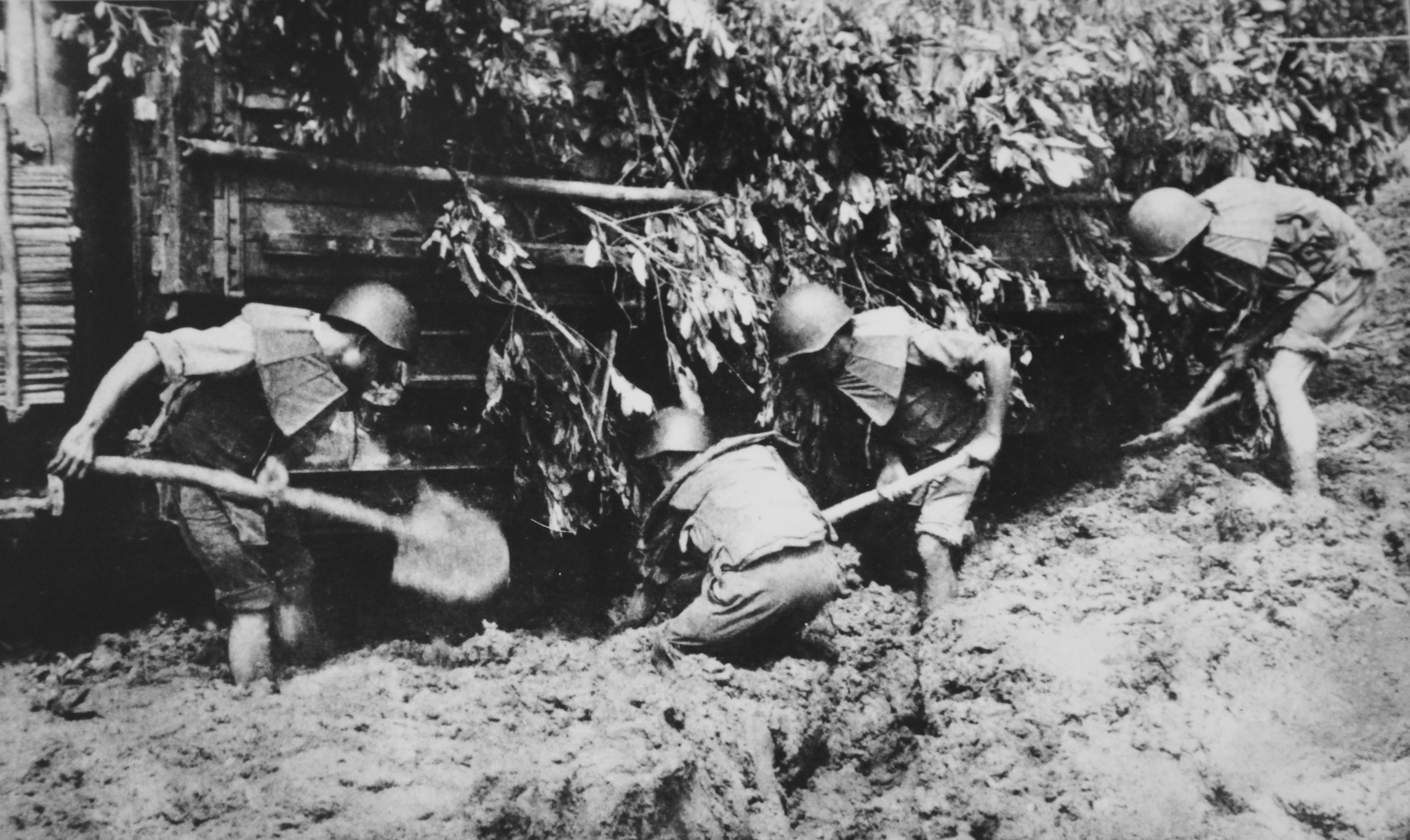 Vietnamese soldiers digging with shovels
