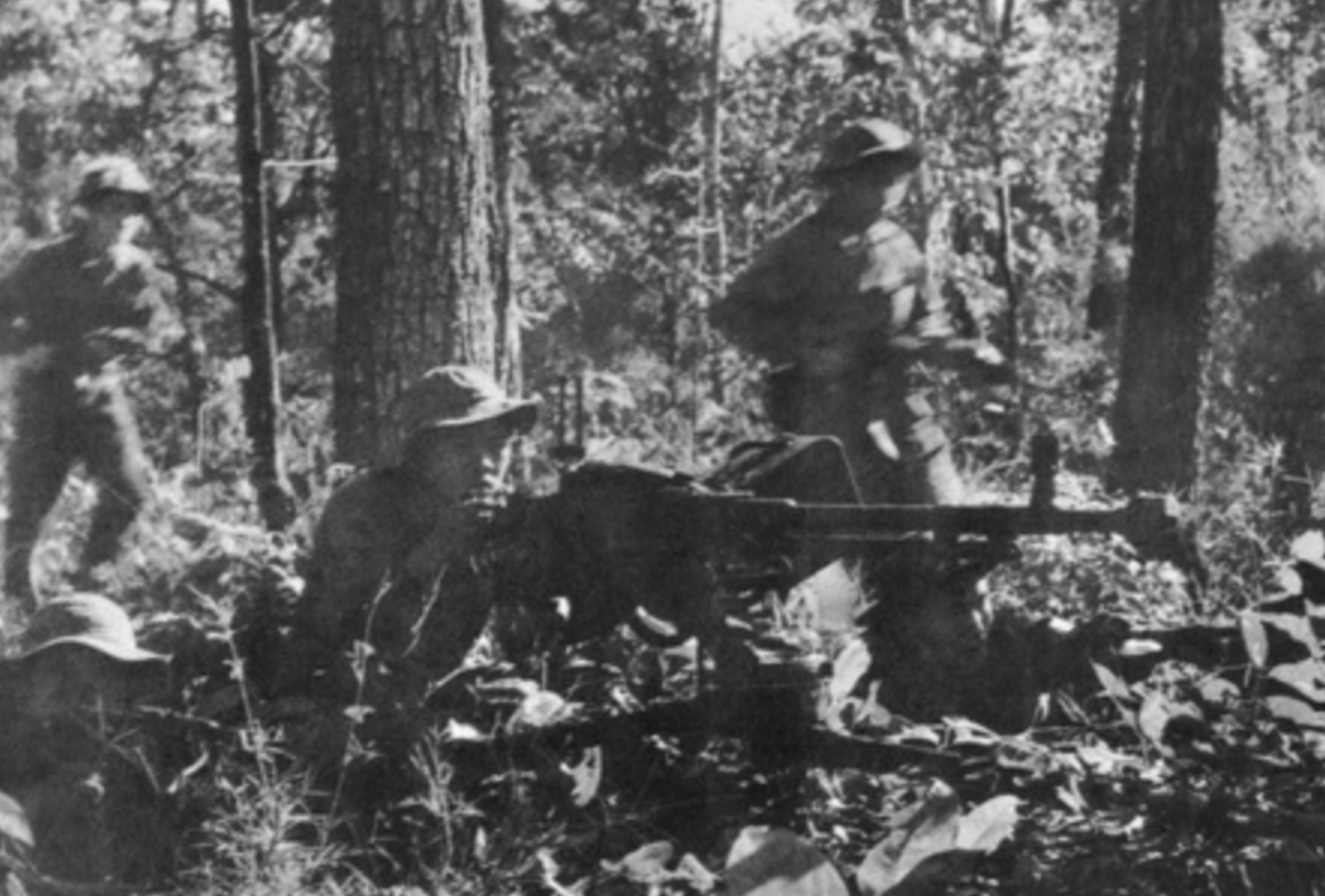 machine gun being operated by Vietnamese troops